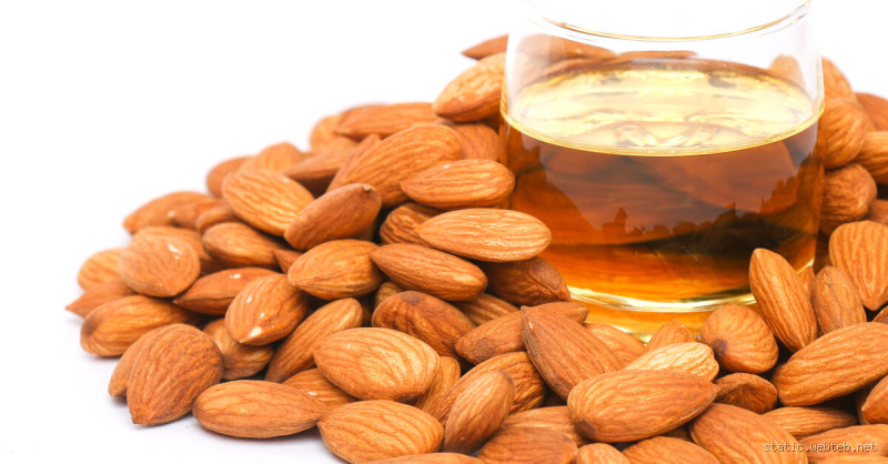 هل يمكن خلط زيت الزيتون مع زيت اللوز الحلو للوجه؟