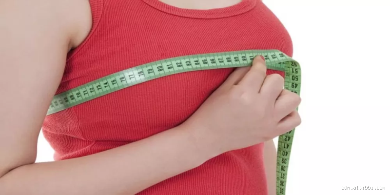 كيف يتم تكبير الثدي طبيعيا؟ طرق فعالة بدون جراحة