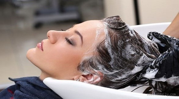 لماذا لا يجب غسل الشعر بالماء الساخن؟ اكتشف الأسباب المؤلمة!