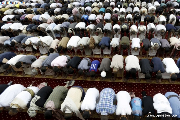 هل يجوز للسني أن يصلي خلف الشيعي؟