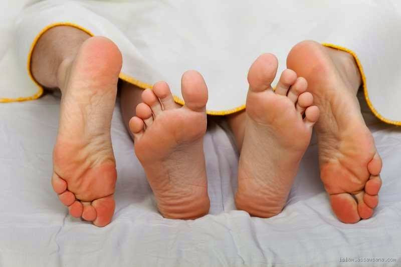 لماذا لا يجوز الجمع بين الزوجتين في فراش واحد؟