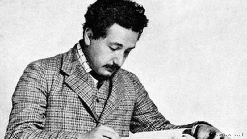 ما هي أعظم إنجازات واكتشافات ألبرت أينشتاين؟ تعرف على عبقري الفيزياء