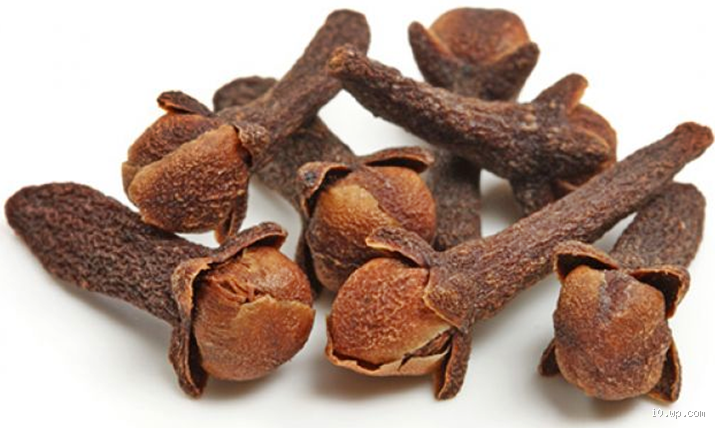 هل يجوز مضغ القرنفل في رمضان؟ قصة بين الفقه والعادات