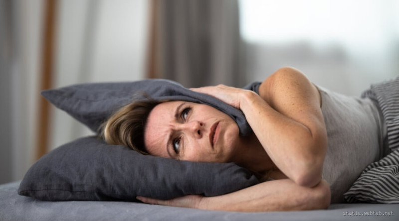 ما هو سبب سماع أصوات في الرأس عند النوم؟